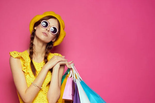 Usmívající se žena s pestrobarevnými tašky představuje izolované pozadí — Stock fotografie
