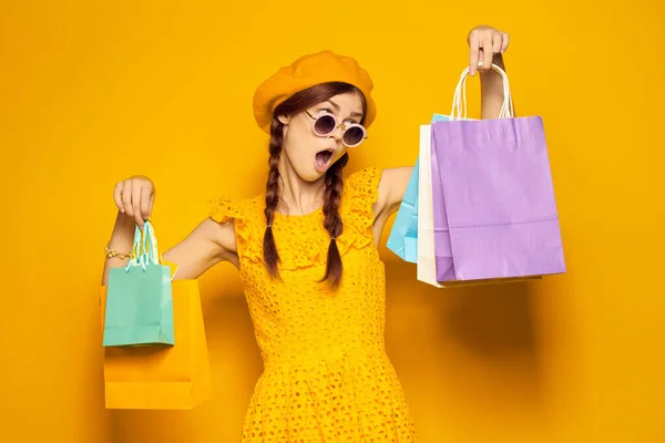 Glamorös kvinna i en gul hatt Shopaholic mode stil isolerad bakgrund — Stockfoto