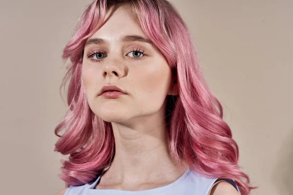 Vacker kvinna rosa hår dekoration sommar stil mode — Stockfoto
