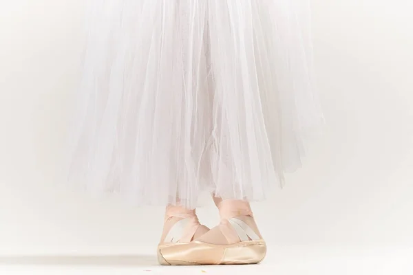 Ballerina Frauentanz durchgeführt klassischen Stil Licht Hintergrund — Stockfoto