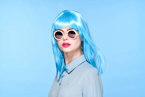 Vidám nő visel napszemüveg kék paróka csillogás modell — Stock Fotó