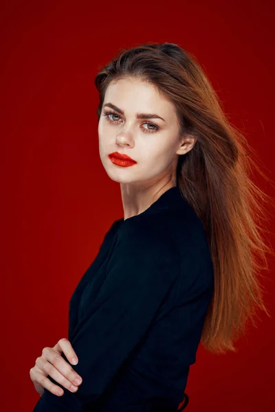 Ładna kobieta z czerwonymi ustami rude włosy Glamor pozowanie czerwone tło — Zdjęcie stockowe