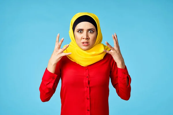 Femme musulmane dans hijab shopping divertissement fond bleu — Photo