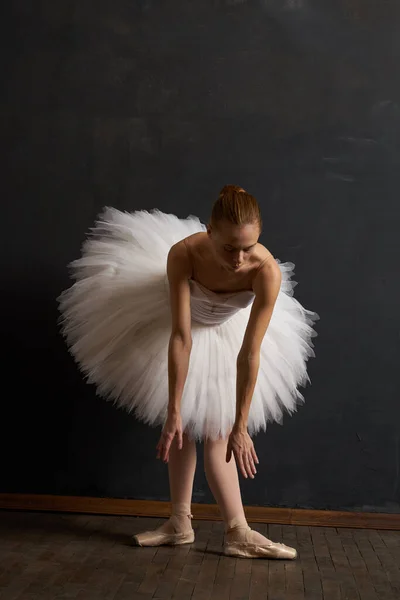 Bailarina dança desempenho clássico o fundo escuro — Fotografia de Stock