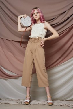 Güzel kadın pembe saç cazibesi lüks modellik yapıyor.