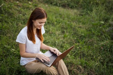 Neşeli kadın dışarıda dizüstü bilgisayar iletişimi internet eğlencesi