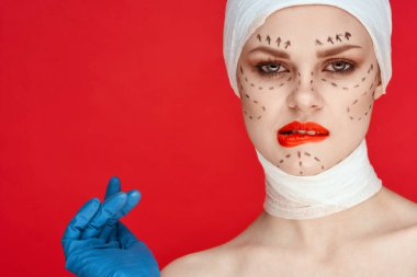 Kadın hasta Kırmızı Dudak estetik ameliyat çıplak omuzlar kırmızı arka plan