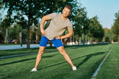 Parktaki spor adamı çimenlik yaşam tarzında