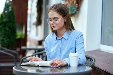 Kafe tatil yaşam tarzında iş kadını.