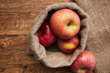 Tahta masadaki elmalar vitaminler taze meyveler organik