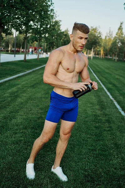 Deportes musculoso hombre en el parque saludable alimentación fitness — Foto de Stock