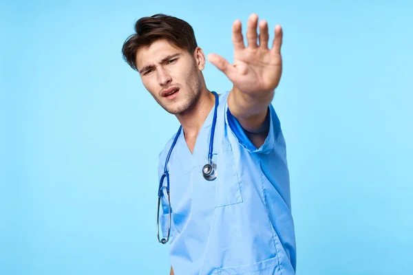 男性医師聴診器検査作業青の背景 — ストック写真