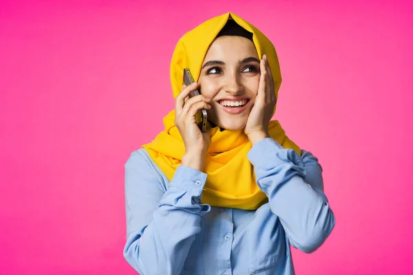 Mujer musulmana usando tecnología de comunicación telefónica hijab fondo rosa —  Fotos de Stock