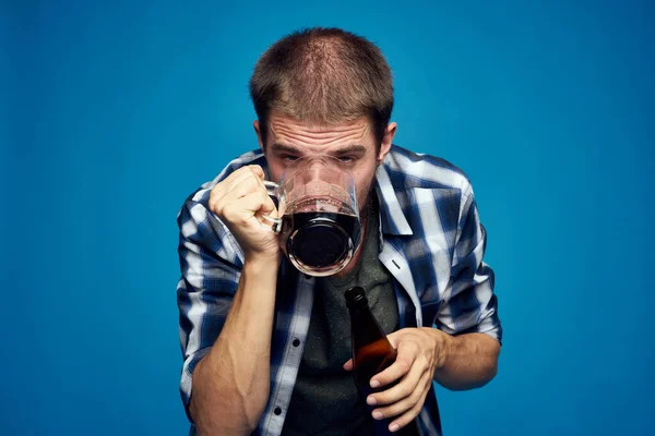 飲酒男アルコール依存症の問題感情うつ病青の背景 — ストック写真