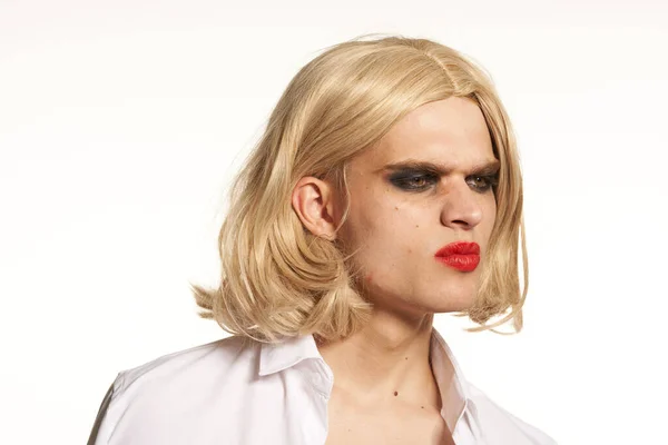 Mężczyzna w kobiety peruka przebieralnia makijaż lgbt społeczność — Zdjęcie stockowe