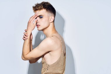 Kadın makyaj transseksüeli olan bir adam moda dünyasına poz veriyor.