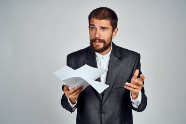 Takım elbiseli bir iş adamı.