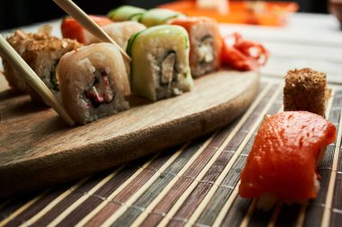 Suşi soya sosu çubukları Japon mutfağı geleneksel yemekler.