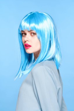 Mor peruklu, kırmızı dudaklı, ışıltılı moda eğlencesi