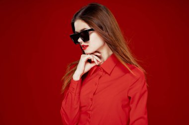 Güneş gözlüğü takan göz kamaştırıcı bir kadın.