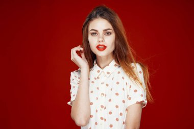 Kızıl elbiseli güzel bir kadın. Kırmızı dudaklı, izole bir arka plan.
