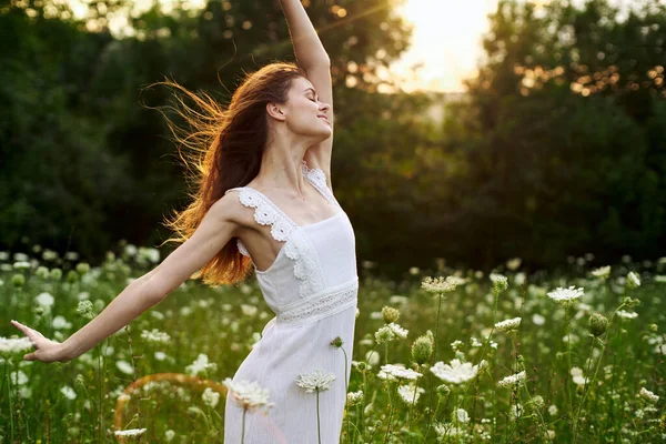 Donna in abito bianco in un campo fiori sole natura libertà — Foto Stock