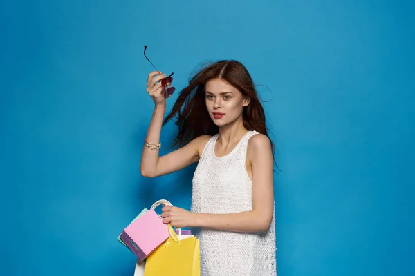 Donna allegra con pacchetti in mano Shopaholic sfondo isolato — Foto Stock