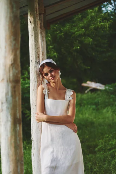 緑の芝生の農家の外の村の白いドレスの女性 — ストック写真