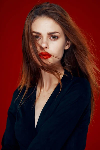 Красива жінка з червоними губами червоне волосся Гламур позує червоний фон — стокове фото