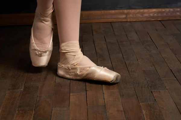 Ballerina gambe esercizio prestazioni stile classico primo piano — Foto Stock