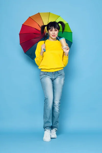Veselá žena s duhou barevný deštník pózování ulice styl — Stock fotografie