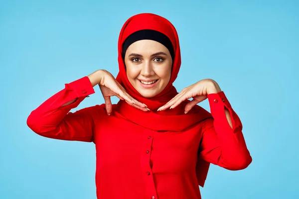 Mulher muçulmana no hijab compras entretenimento azul fundo — Fotografia de Stock
