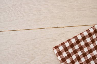 Ahşap desenli ekose masa örtüsü mutfak tekstil tasarımı