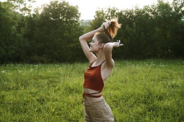 Güzel kadın doğa, temiz hava manzarası.