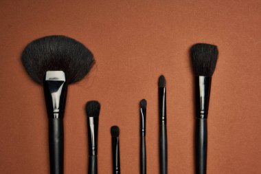 makyaj fırçaları rimel aksesuarları cazibe kahverengi arka plan