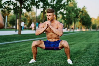 Parkın spor salonunda şişkin vücutlu atletik bir adam.