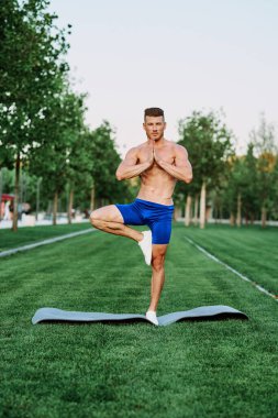 Adam parkta spor yapıyor. Açık havada kardiyo antrenmanı yapıyor.