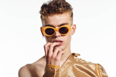 Kadın makyaj transseksüeli olan bir adam moda dünyasına poz veriyor.