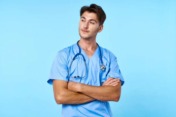 Samec lékař zdravotní péče léčba stetoskop vyšetření modré pozadí — Stock fotografie