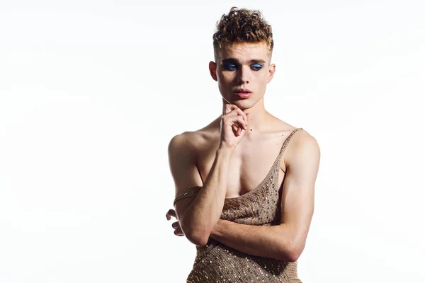 Pria dengan make up perempuan transgender berpose komunitas lgbt mode — Stok Foto