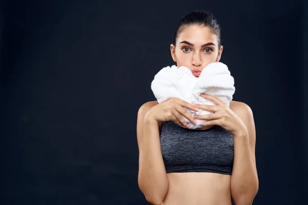 Sportiva donna allenamento asciugamano palestra esercizio di salute — Foto Stock