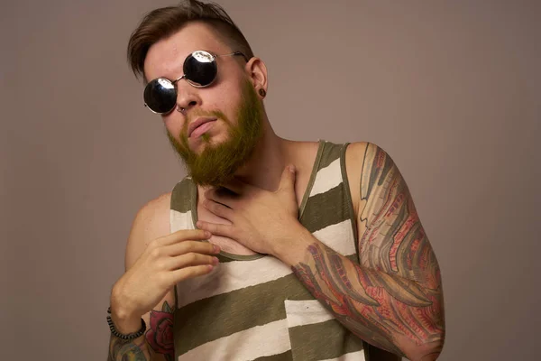 Man met baard in gestreepte t-shirt bril tatoeage op zijn armen mode — Stockfoto