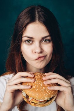 Hamburger yiyen neşeli kadın yakın plan yaşam tarzı