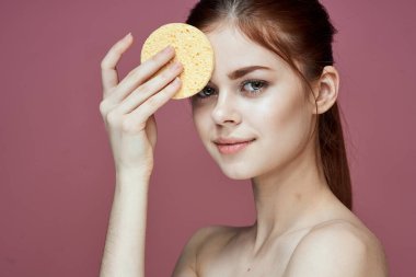 Çıplak omuzlu kadın ellerinde sünger temiz cilt hijyeni