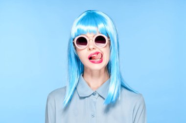 Siyah peruklu kadın pozu