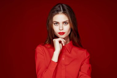 Güzel kadın saç stili makyaj kırmızı gömlek modeli