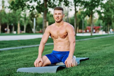 Parkta erkek sporcu kas egzersizi.