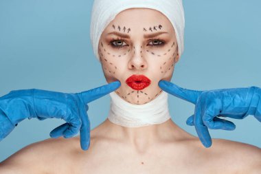 Mavi eldivenli bir kişi kırmızı dudaklı ameliyat yüz yenileme stüdyo yaşam tarzı