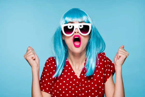 Ładna kobieta moda niebieski peruka pozowanie okulary przeciwsłoneczne — Zdjęcie stockowe