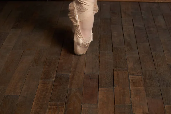 Ballerina benen oefening prestaties klassieke stijl close-up — Stockfoto